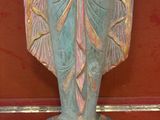 statue d'un ange tenant un livre sur un tapis rouge