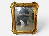 un homme se prenant en photo dans un miroir