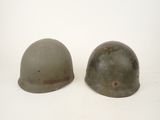 une paire de casques datant de la Seconde Guerre mondiale sur fond blanc