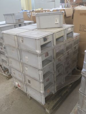 de nombreux cartons empilés les uns sur les autres dans un entrepôt