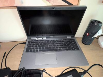 un ordinateur portable posé sur un bureau avec un chargeur