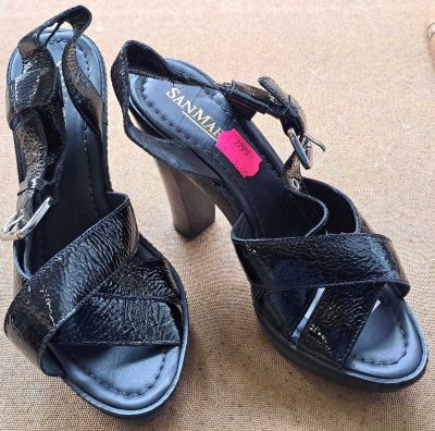 105 / Paire de chaussures à talons - SAN MARINA - Poin…