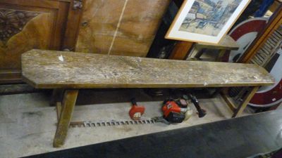 un banc en bois qui se trouve dans une pièce