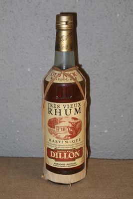 une bouteille de rhum posée sur une table devant un mur