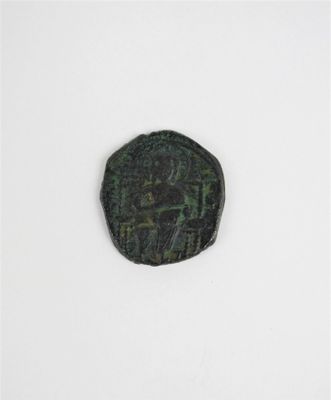 gros plan d'une pièce de monnaie sur une surface blanche
