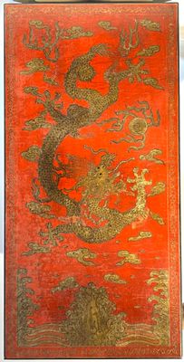 une image représentant un livre rouge et doré orné d'un dragon