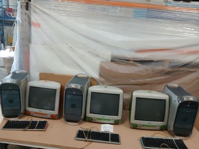 beaucoup d'ordinateurs posés sur une table dans une pièce