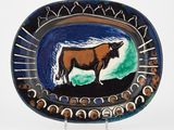 une assiette sur laquelle est représentée une vache