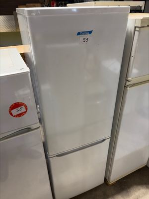 trois réfrigérateurs et un congélateur dans un magasin