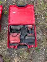 Une visseuse HILTI SIW 4 AT-22 avec son chargeur et deux bat…