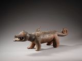 une image représentant une sculpture d'un ours avec un oiseau sur le dos
