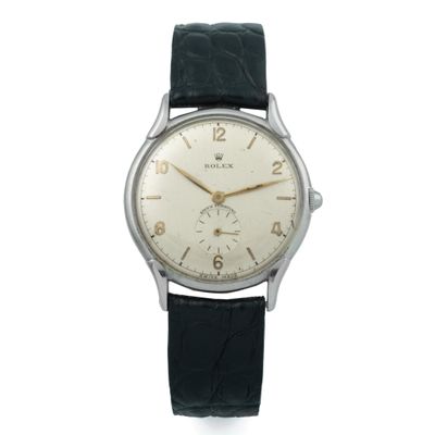 gros plan d'une montre-bracelet sur fond blanc