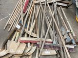 un grand nombre d'outils posés sur le sol