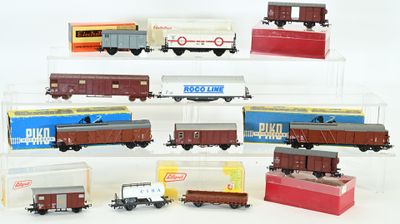 de nombreux petits trains exposés sur une surface blanche