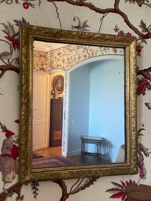 un miroir accroché au mur d'une pièce
