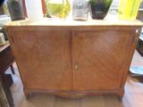 une armoire en bois sur laquelle sont posés deux vases