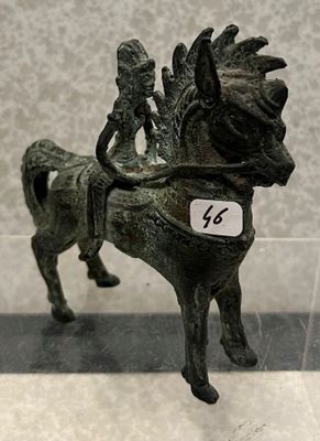 une statue représentant un chien sur laquelle est inscrit un numéro