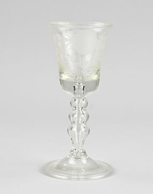 un verre en verre transparent posé sur une table