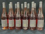 six bouteilles de vin sont alignées sur une table