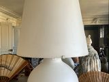une lampe posée sur une table dans une pièce