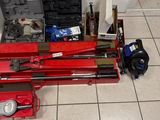 une photo d'un porte-outils rouge sur lequel sont posés des outils