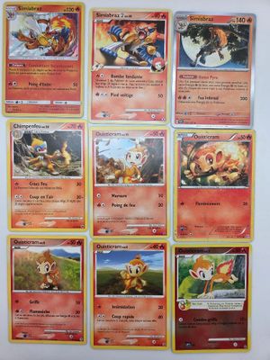 gros plan d'un paquet de cartes pokemon sur une table