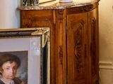 la photo d'un jeune garçon dans un salon