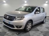 une photo d'une Dacia argentée garée sur un sol à damier