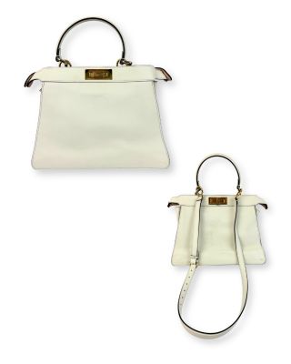 deux sacs à main blancs sur fond blanc, avec une anse marron