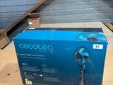 une caisse contenant un ventilateur, posée sur une palette