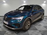 un 4x4 bleu garé dans un garage au sol en damier