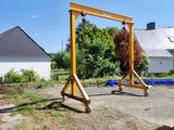 un cadre jaune posé par terre
