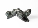 paire de figurines en bronze représentant deux oiseaux sur fond blanc