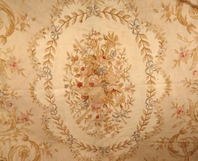 Tapis d'Aubusson Napoléon III à décor de fleurs polychromes …