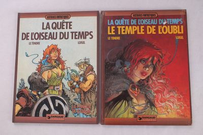 deux livres posés sur une table, sur fond blanc, et une femme aux cheveux roux vêtue d'une robe verte