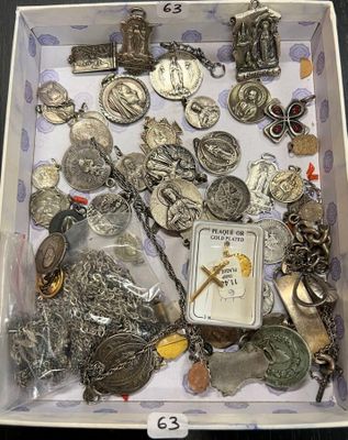 une boîte remplie de bijoux variés en argent et en or