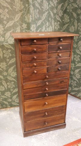 Meuble de mercerie ouvrant à 17 tiroirs H : 88 x 46