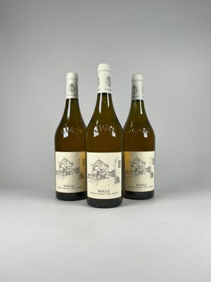 trois bouteilles de vin posées l'une à côté de l'autre sur une table