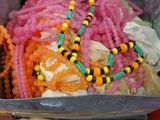 un panier rempli de perles multicolores posé sur une table