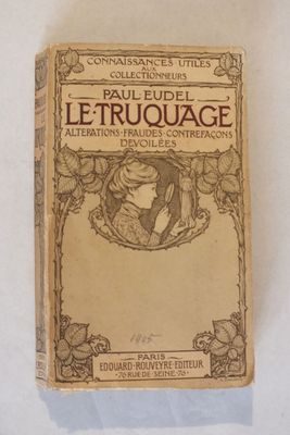 un vieux livre posé sur une table blanche