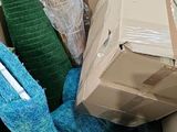 une boîte remplie d'objets posés sur le sol