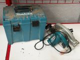 une photo d'une boîte à outils Makita et d'une scie circulaire