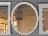 trois miroirs accrochés au mur les uns à côté des autres