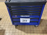 une boîte à outils bleue posée sur un sol carrelé