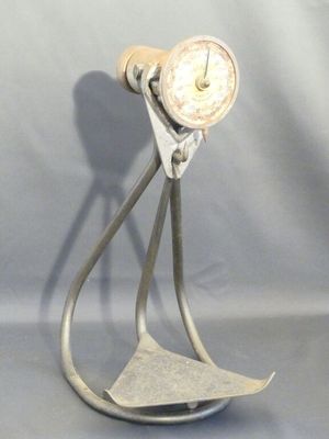 Balance PERFAS en fer peint. Vers 1950.