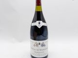 une bouteille de vin posée sur une table