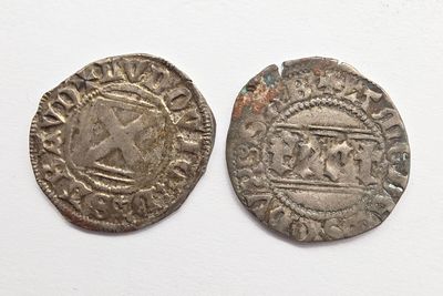 deux pièces d'argent, dont l'une porte une couronne et l'autre est ornée d'une couronne