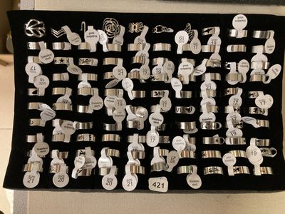 une photo d'un présentoir d'objets en argent et de bagues en argent