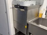 un évier et un lave-vaisselle dans une petite cuisine