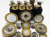 il y a toutes sortes d'assiettes et de tasses sur la table